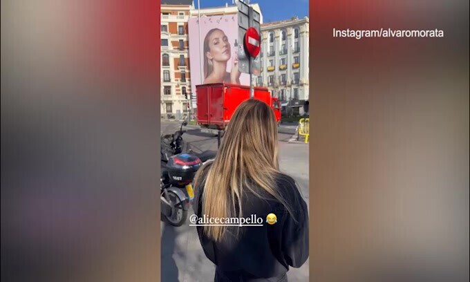 Alvaro Morata e la gigantografia di Alice: la gag social