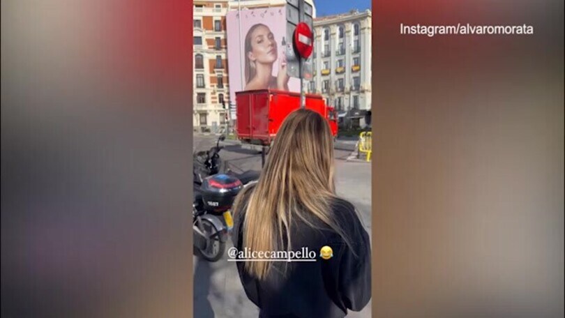 Alvaro Morata e la gigantografia di Alice: la gag social