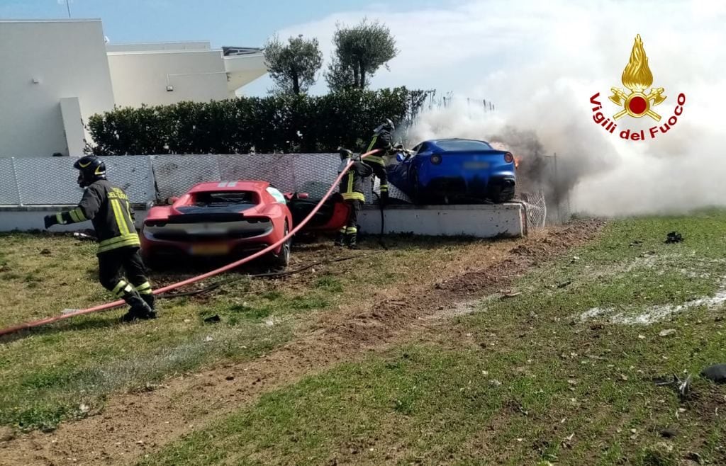 La folle corsa tra due Ferrari finisce... contro una villa! FOTO
