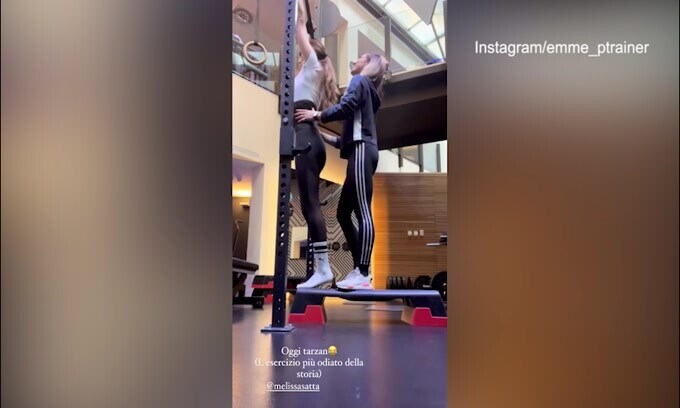 La Satta affaticata in palestra, la personal trainer: "Che te fa male mo'?!"