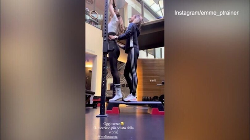 La Satta affaticata in palestra, la personal trainer: "Che te fa male mo'?!"