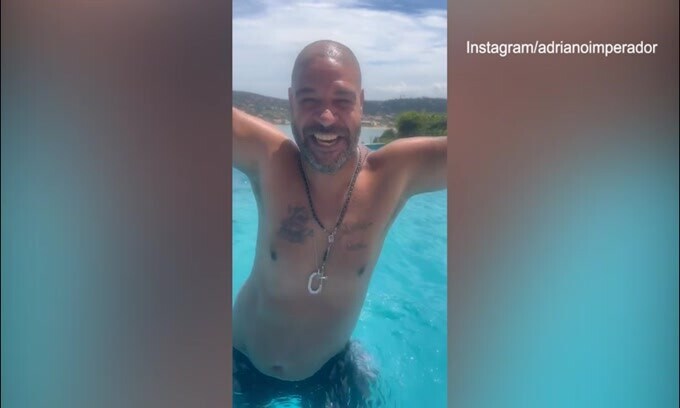 Adriano non cambia mai, stile di vita da Imperatore: piscina, drink e balletto