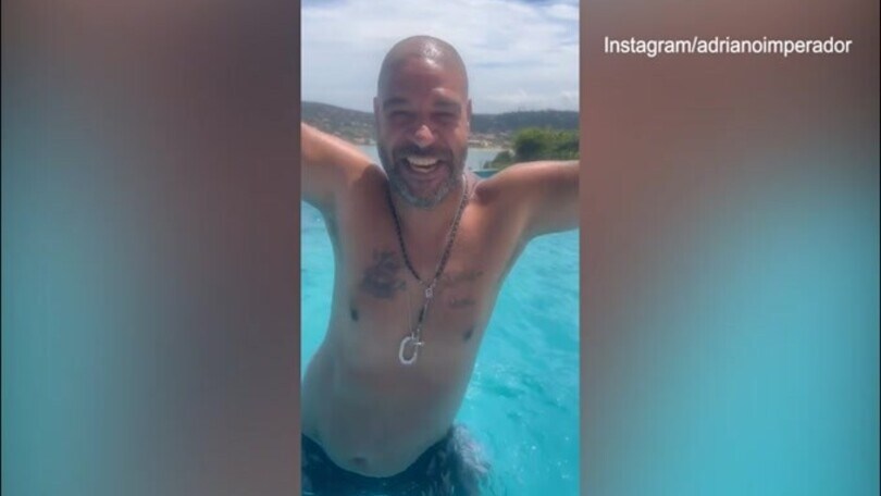Adriano non cambia mai, stile di vita da Imperatore: piscina, drink e balletto