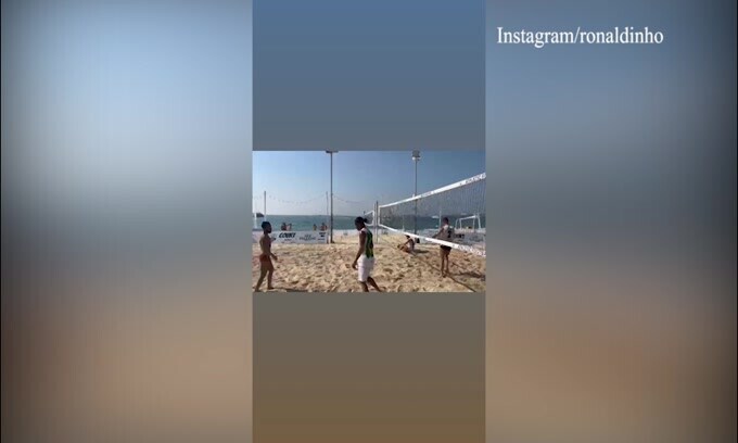 Ronaldinho, che spettacolo col footvolley