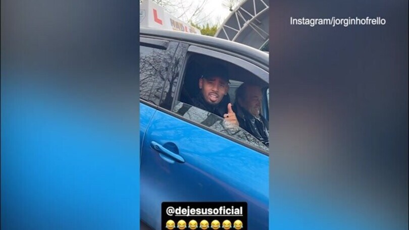 Gabriel Jesus va a scuola guida, Jorginho lo deride: il video è virale!