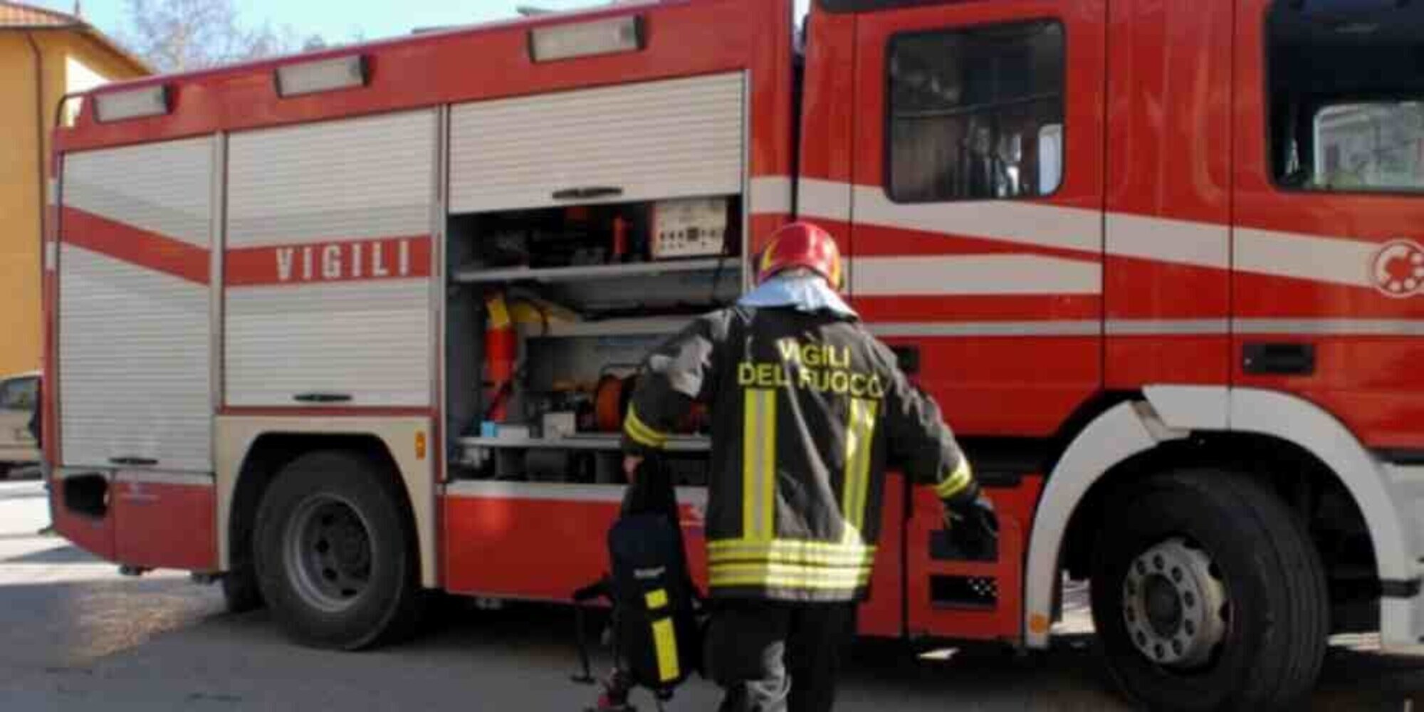 Notte di fuoco vicino al Goretti, auto bruciano nelle fiamme