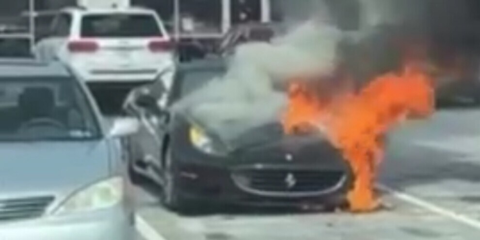 Una Ferrari California avvolta dalle fiamme: immagini da brividi