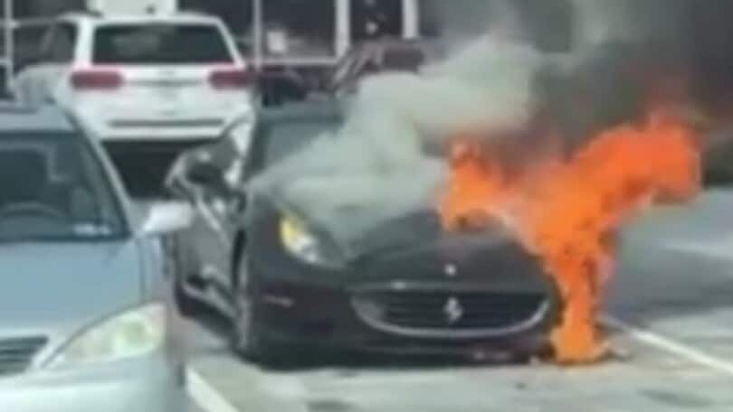 Una Ferrari California avvolta dalle fiamme: immagini da brividi