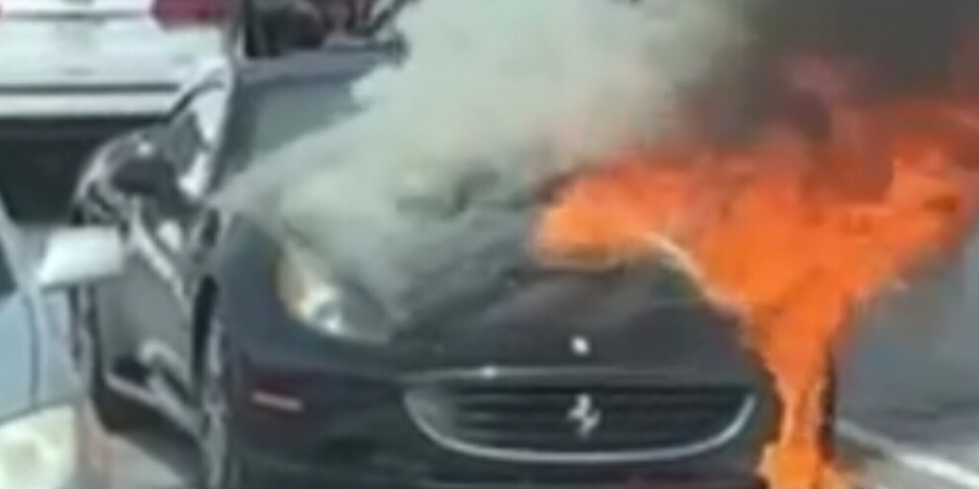 Incendio improvviso distrugge una Ferrari California: il video è scioccante VIDEO