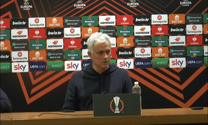 Mourinho avvisa: "Se nel match di ritorno pensiamo al derby perdiamo"