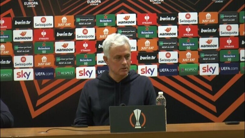 Mourinho avvisa: "Se nel match di ritorno pensiamo al derby perdiamo"