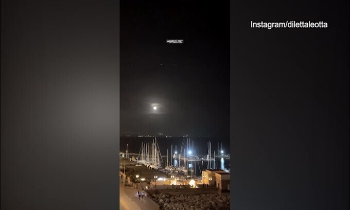 Diletta Leotta è a Napoli: il video al chiaro di luna sul mare