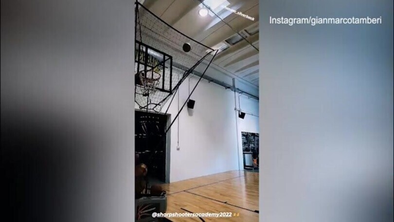 Tamberi versione cecchino: la sfida a basket sui 50 tiri è esaltante!
