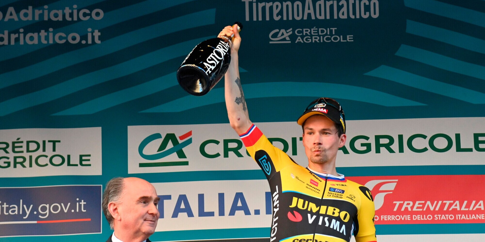 Ciclismo, Roglic vince la 6ª tappa e ipoteca la Tirreno-Adriatico