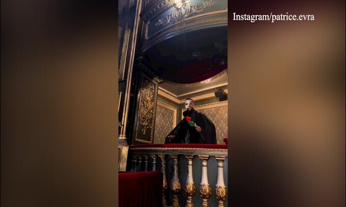 Che paura Evra, diventa il fantasma dell'opera