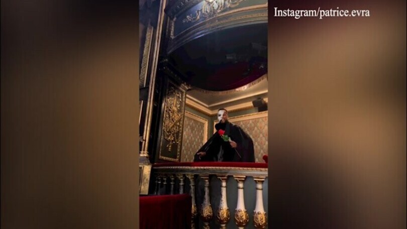 Che paura Evra, diventa il fantasma dell'opera