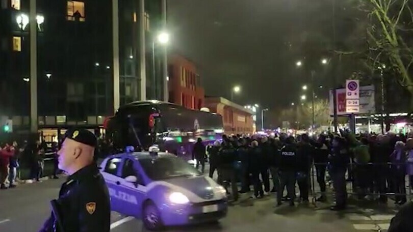 Milan-Salernitana, il pullman rossonero è arrivato a San Siro