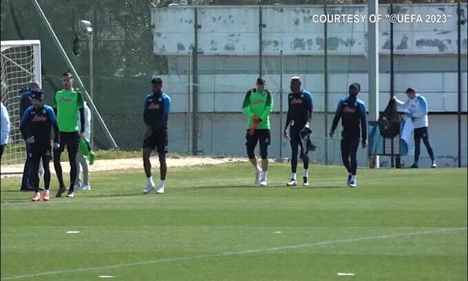 Napoli, sorrisi durante la rifinitura pre-Eintracht: c'è anche Lozano