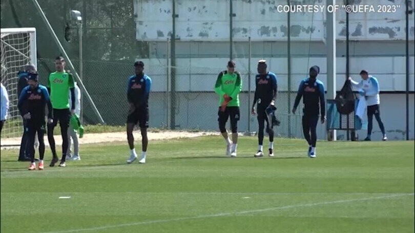 Napoli, sorrisi durante la rifinitura pre-Eintracht: c'è anche Lozano