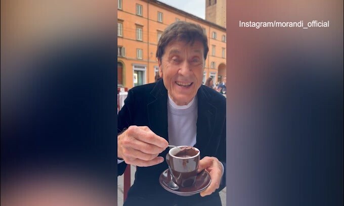 Altro che fit, a Gianni Morandi la cioccolata piace con la panna!