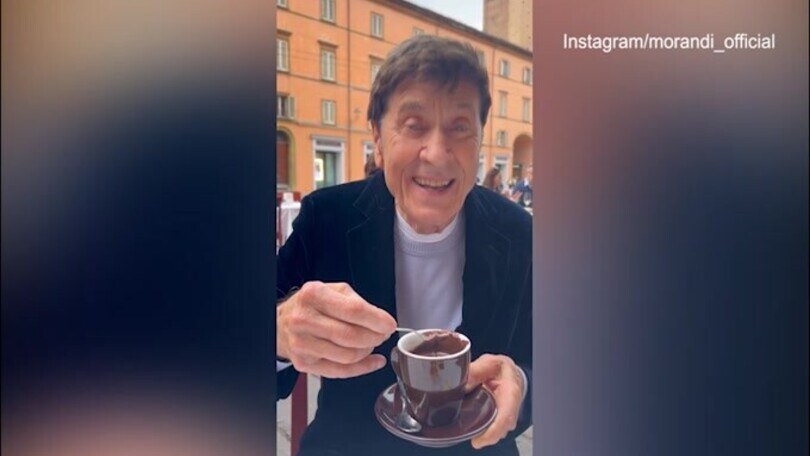 Altro che fit, a Gianni Morandi la cioccolata piace con la panna!