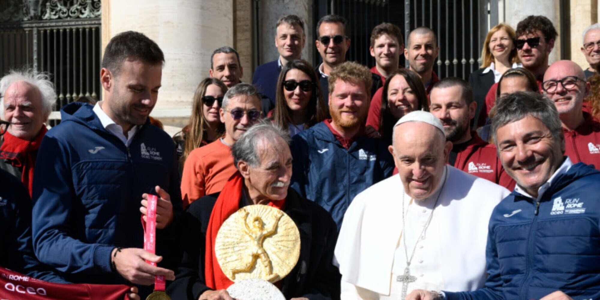 Acea Run Rome The Marathon, benedetta da Papa Francesco la medaglia e la Coppa degli Ultimi