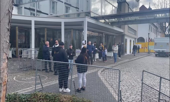 Juve, tifosi attendono la squadra all'esterno dell'hotel