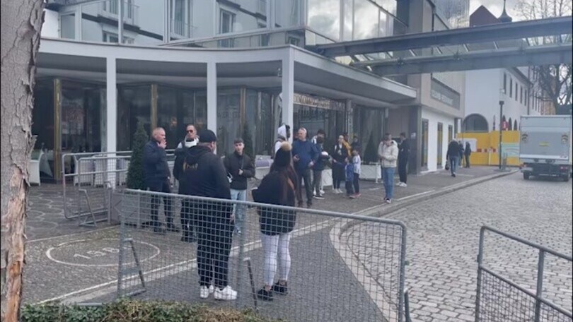 Juve, tifosi attendono la squadra all'esterno dell'hotel