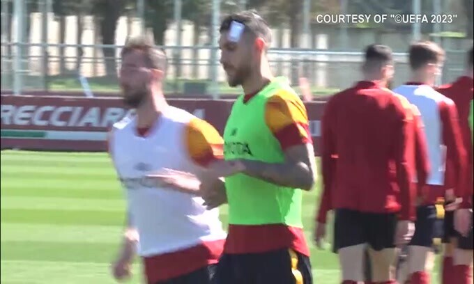 Roma, Pellegrini corre senza caschetto: Mancini glielo ruba!