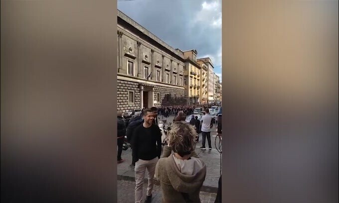 Caos a Napoli, i tifosi dell'Eintracht distruggono la città