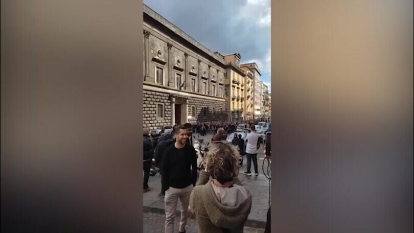 Caos a Napoli, i tifosi dell'Eintracht distruggono la città