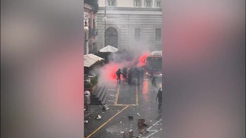 Napoli sotto shock, ecco i danni in una piazza