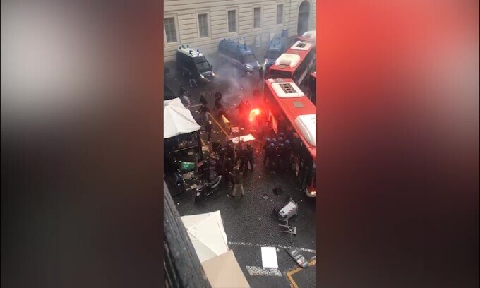 I tifosi dell'Eintracht si scontrano con la polizia: il video scioccante