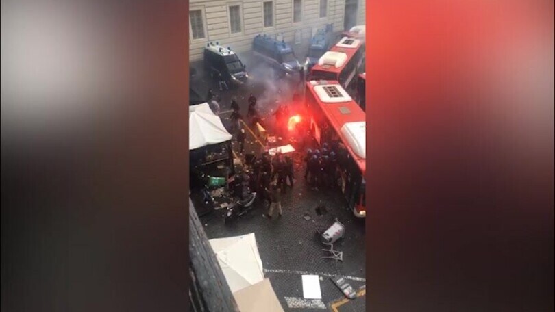 I tifosi dell'Eintracht si scontrano con la polizia: il video scioccante