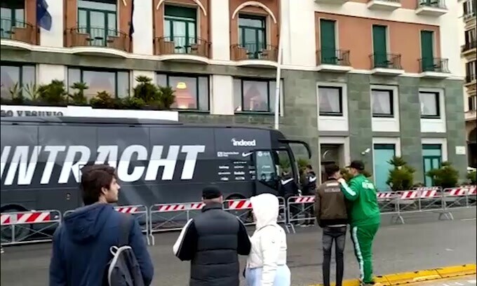 Napoli-Eintracht, serenità fuori dall'hotel degli ospiti