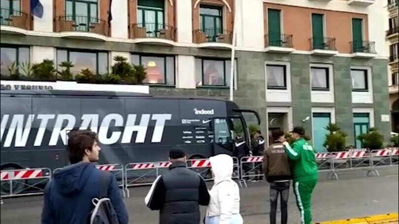 Napoli-Eintracht, serenità fuori dall'hotel degli ospiti