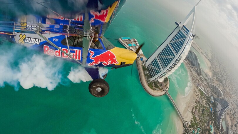 Dubai, l'impresa da record del pilota Red Bull: atterra in 20 metri