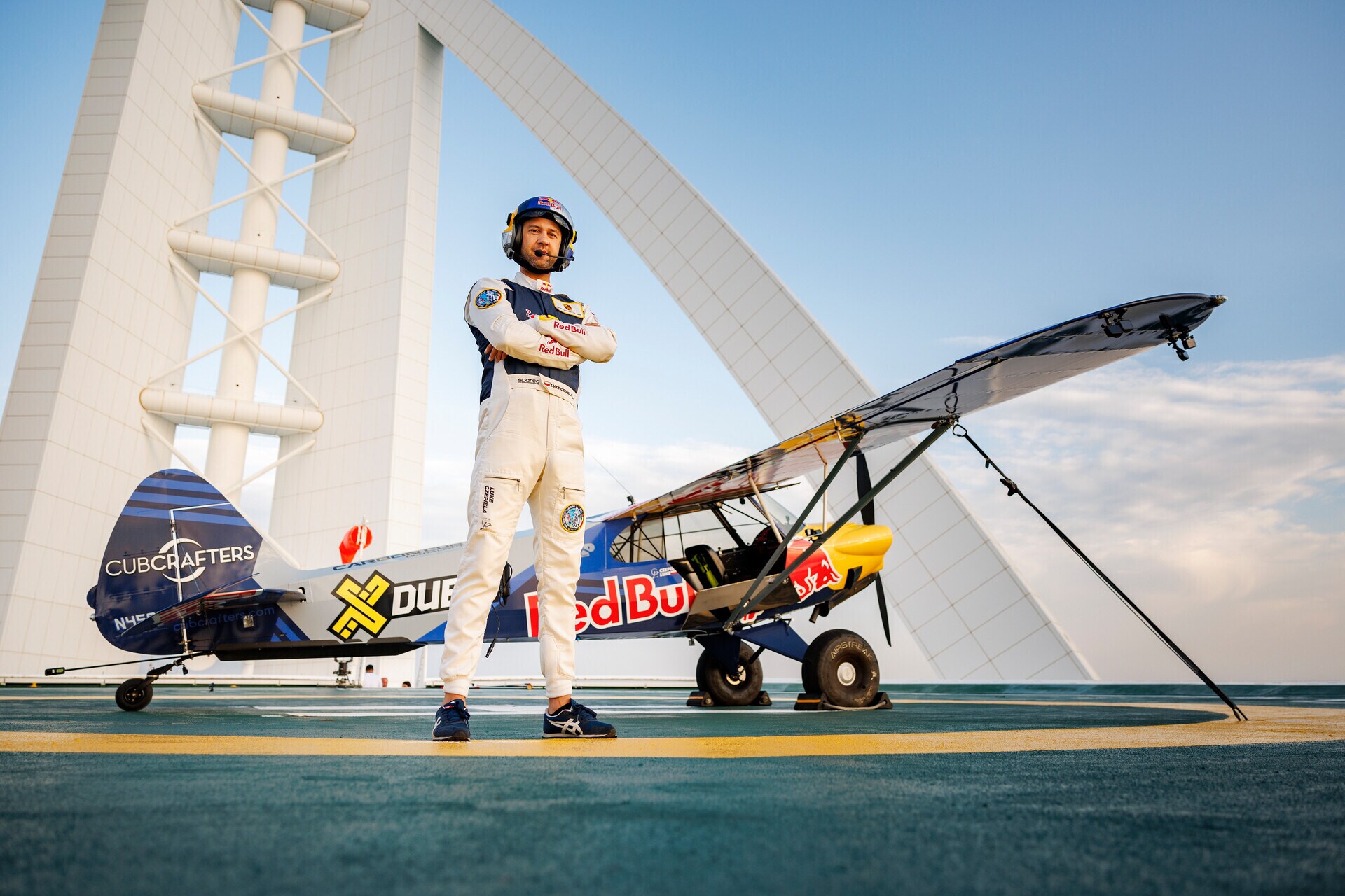 L'atterraggio da record del pilota Red Bull a Dubai sul Burj Al Arab