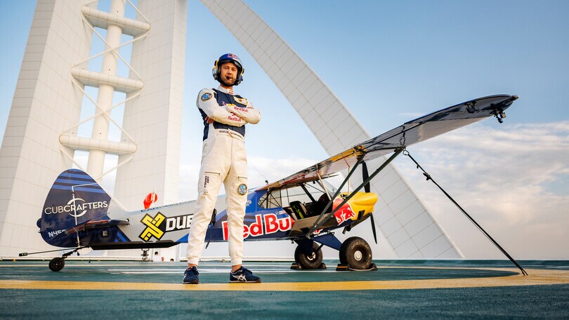 L'atterraggio da record del pilota Red Bull a Dubai sul Burj Al Arab