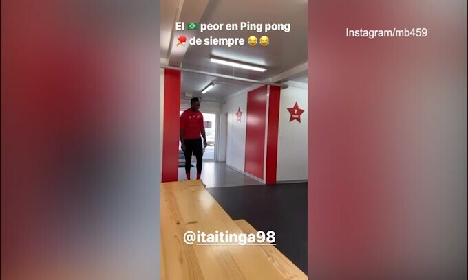 Balo esulta in maniera plateale... ma è solo una partita di ping-pong!