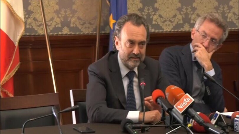 Giuliano (Questore Napoli): "Unici feriti persone in divisa"
