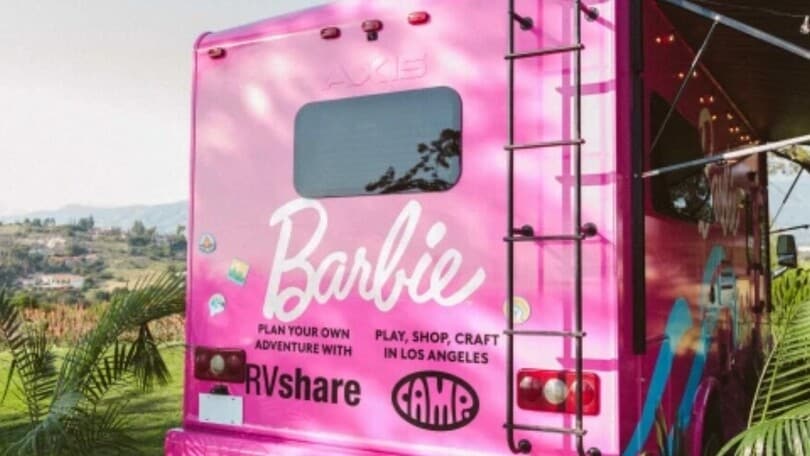 Tutto rosa e con ogni comfort possibile: ecco il camion di Barbie