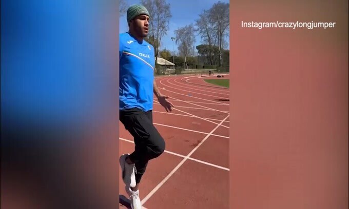 Jacobs sprinta: allenamento sotto al sole