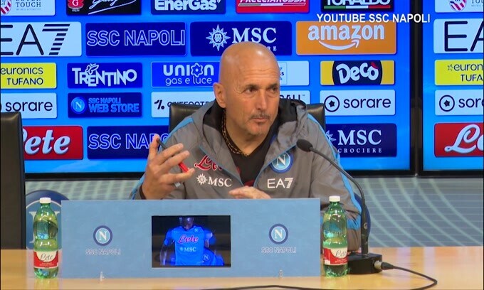Imprevisto in conferenza, Spalletti: "Non cada anche lei"