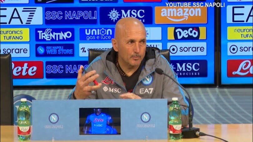 Imprevisto in conferenza, Spalletti: "Non cada anche lei"