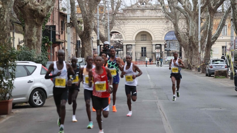 Frecce Tricolori, è partita la Acea Run Rome The Marathon, 30mila cuori battono all’unisono