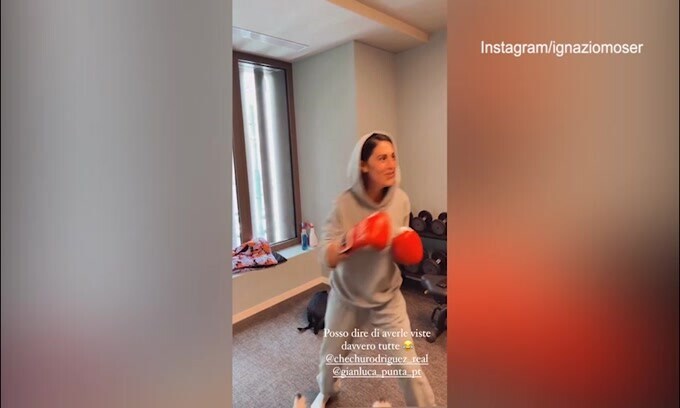 Cecilia Rodriguez indossa i guantoni, i cagnolini non ci stanno: il video social