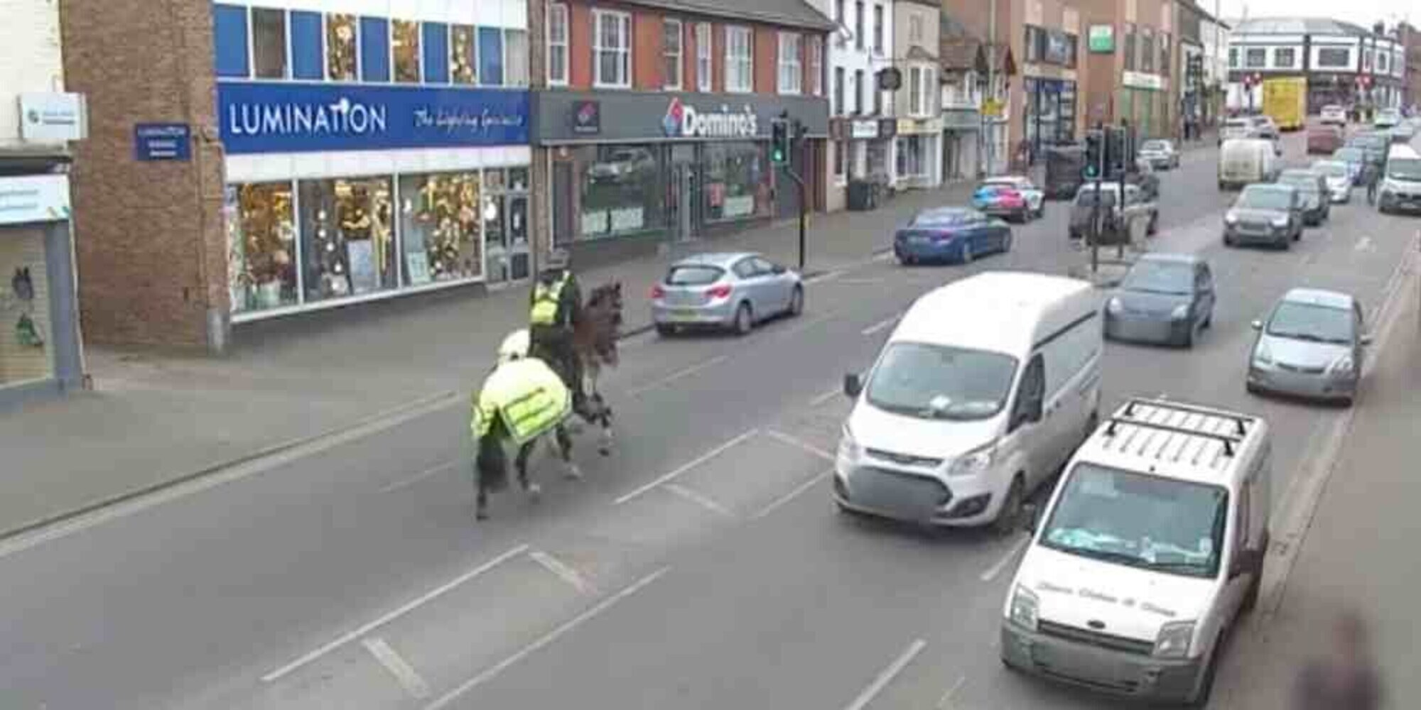 Inseguito dalla Polizia a cavallo mentre guidava con il cellulare: la scena è da film