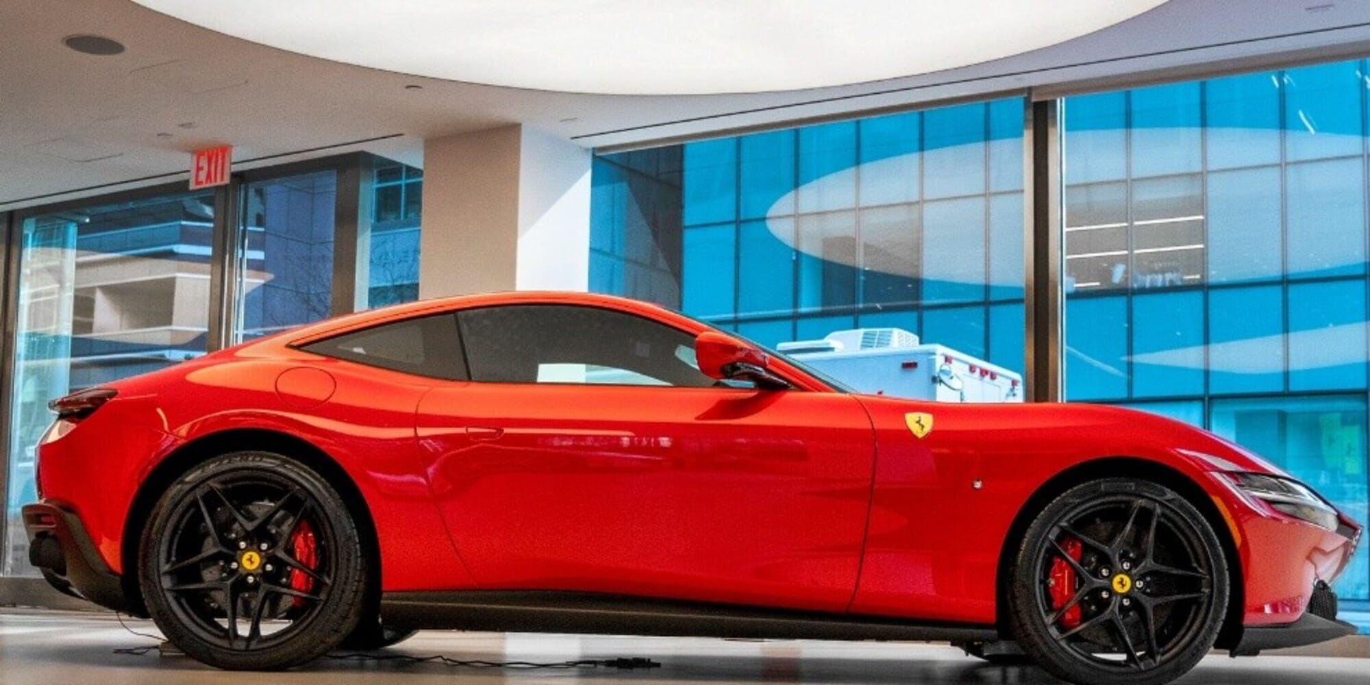 Come hanno fatto tre ladri a rubare quattro Ferrari da una concessionaria?