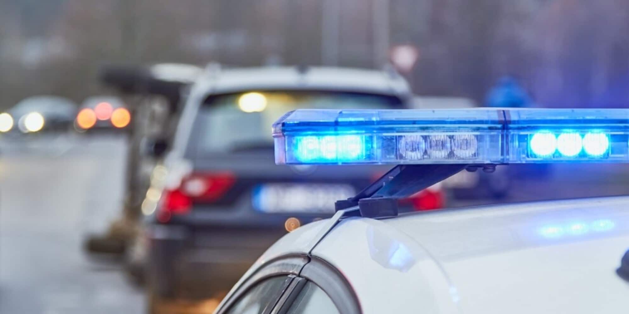 Ubriaco al volante di un'auto: parcheggia in mezzo alla strada e si addormenta